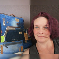  Foto od paní Věrky Dupynové se zakoupenými produkty z recyklované rifloviny - batoh, malá crossbody, kapsička na mobil.
